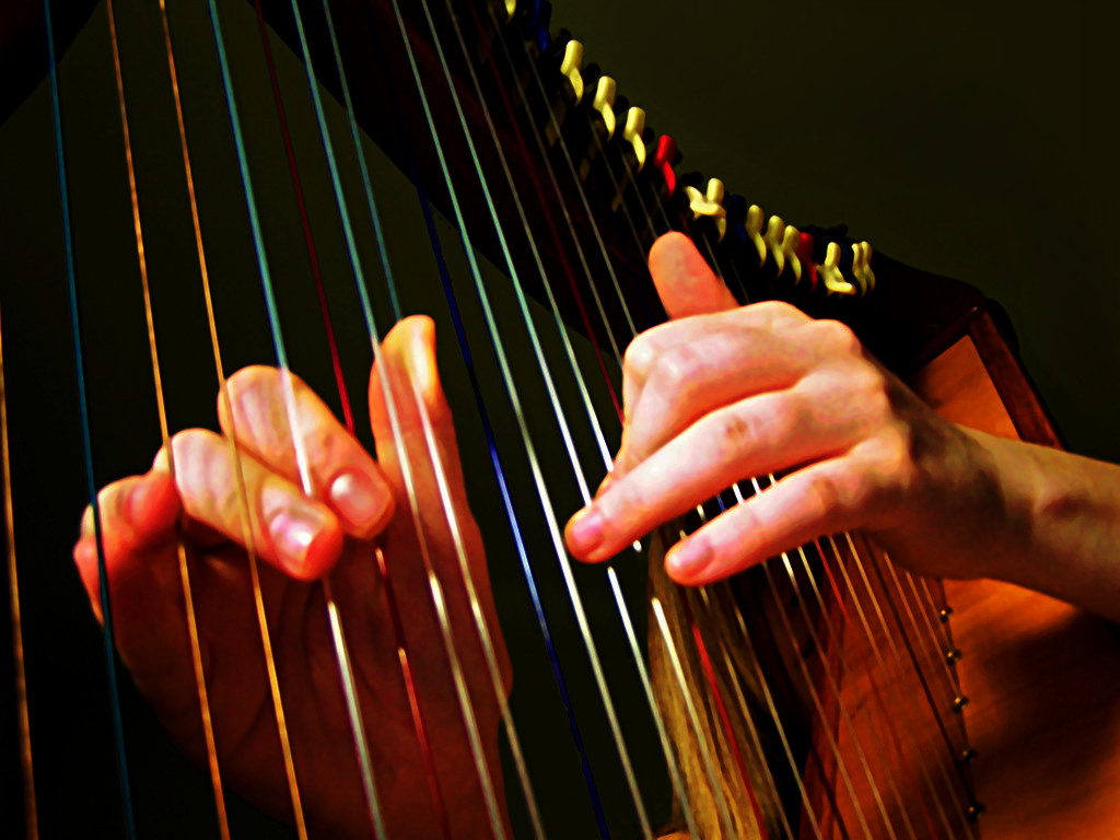 Elena Aker, arpista. Tocando el arpa Elena Aker, arpista. Tocando el arpa
