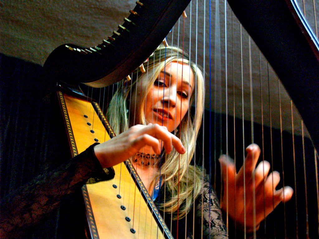 Elena Aker, arpista. En concierto de arpa Elena Aker, arpista. En concierto de arpa
