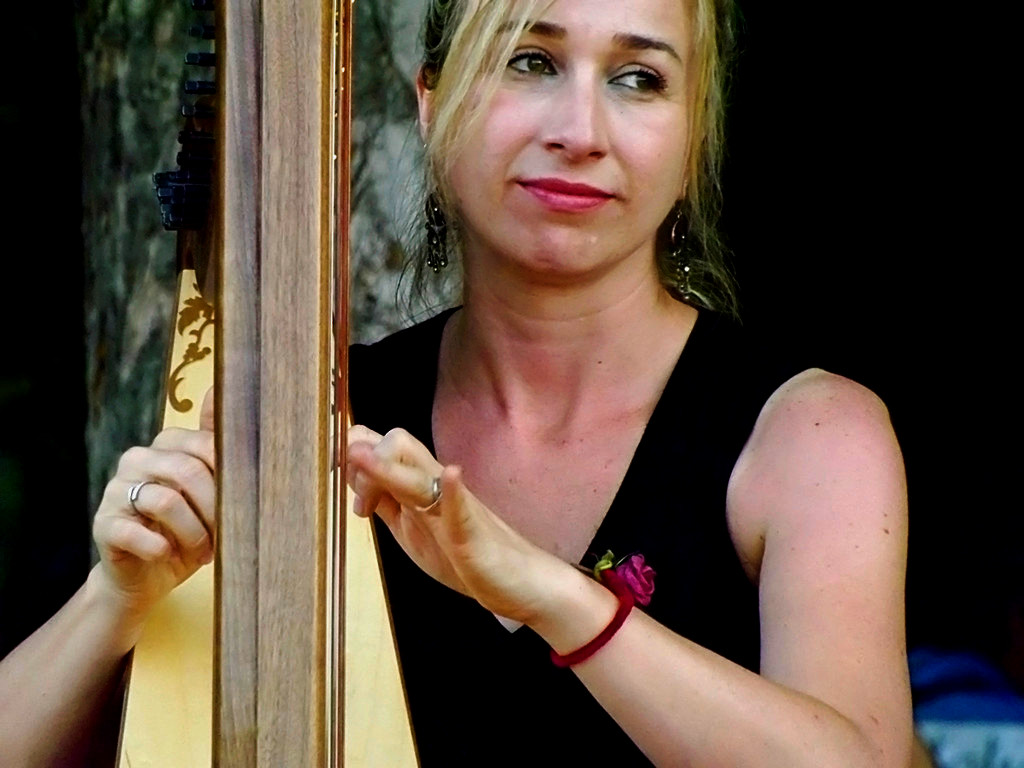 Elena Aker, arpista. Música y sentimiento Elena Aker, arpista. Música y sentimiento