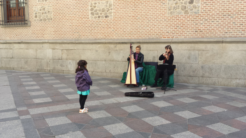 Elena Aker, arpista. Andaina, arpa y violín en Arenal Elena Aker, arpista. Andaina, arpa y violín en Arenal
