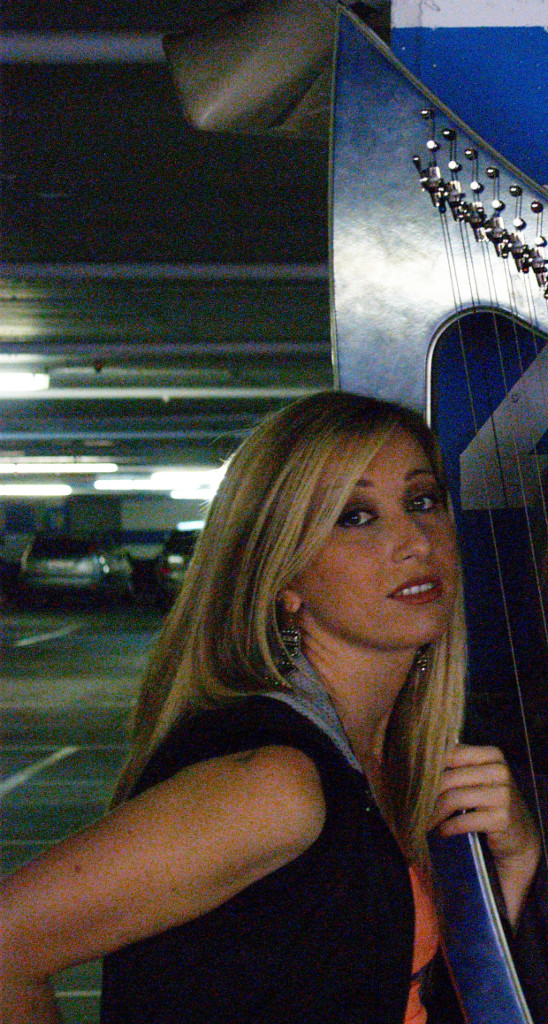 Elena Aker, arpista. Elena y arpa eléctrica Elena Aker, arpista. Elena y arpa eléctrica