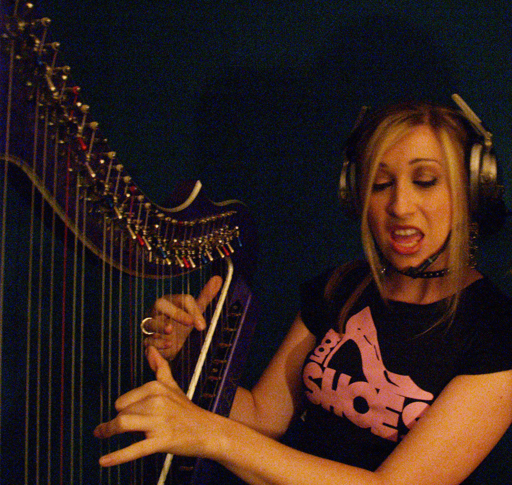 Elena Aker, arpista. Elena en estudio con arpa Elena Aker, arpista. Elena en estudio con arpa