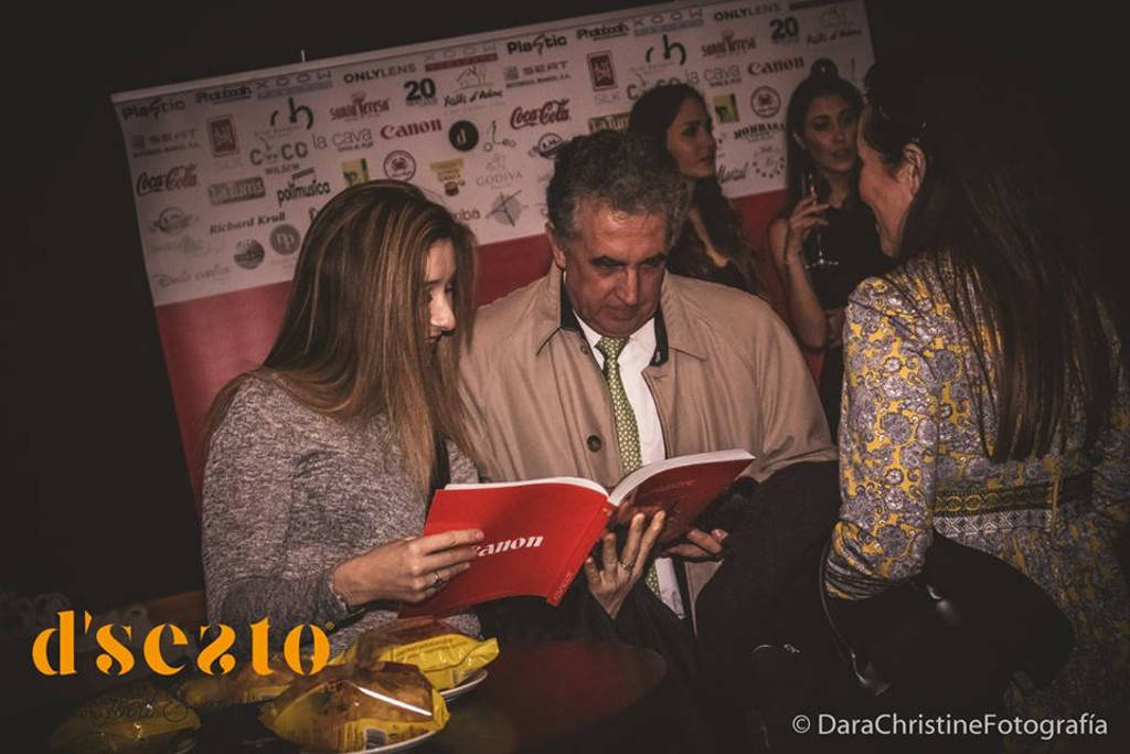 Elena Aker, arpista. Elena con Francesca Vegas y amigo en color Elena Aker, arpista. Elena con Francesca Vegas y amigo en color