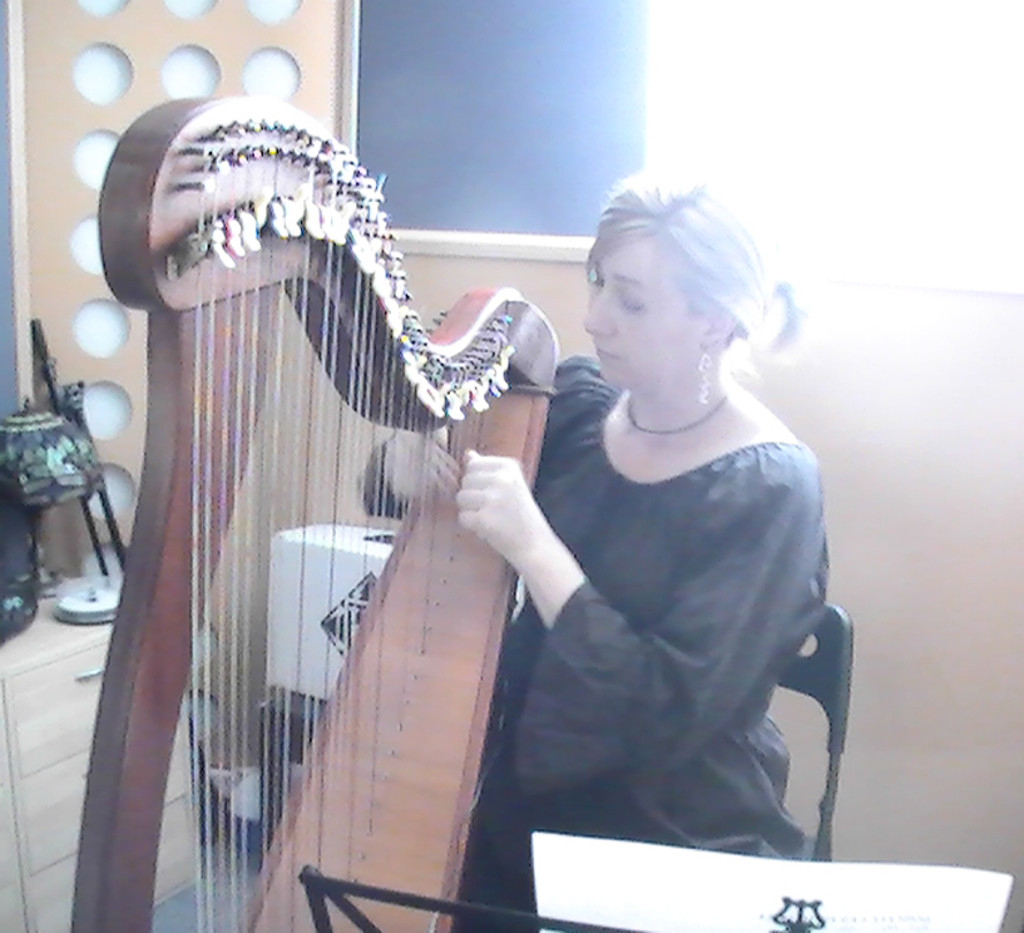 Elena Aker, arpista. Comprobando el arpa Elena Aker, arpista. Comprobando el arpa
