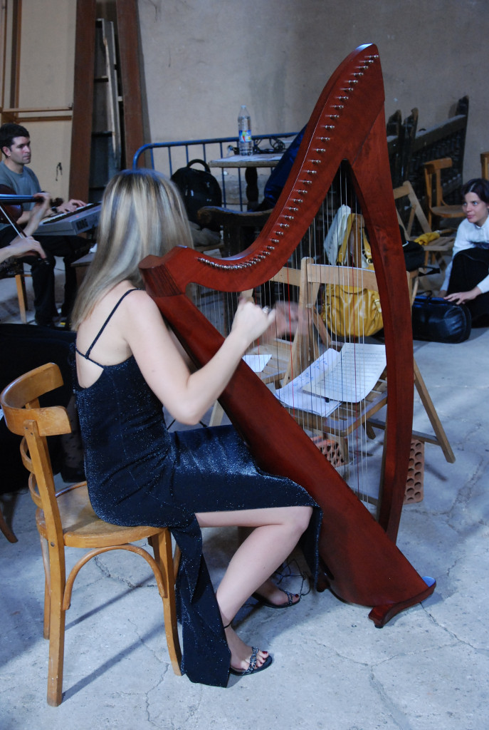 Elena Aker, arpista. Ensayos con grupo y arpa 1 Elena Aker, arpista. Ensayos con grupo y arpa 1