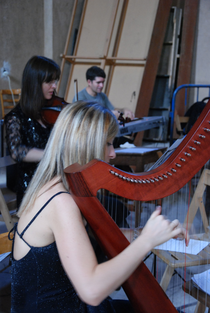 Elena Aker, arpista. Ensayos con grupo y arpa 2 Elena Aker, arpista. Ensayos con grupo y arpa 2
