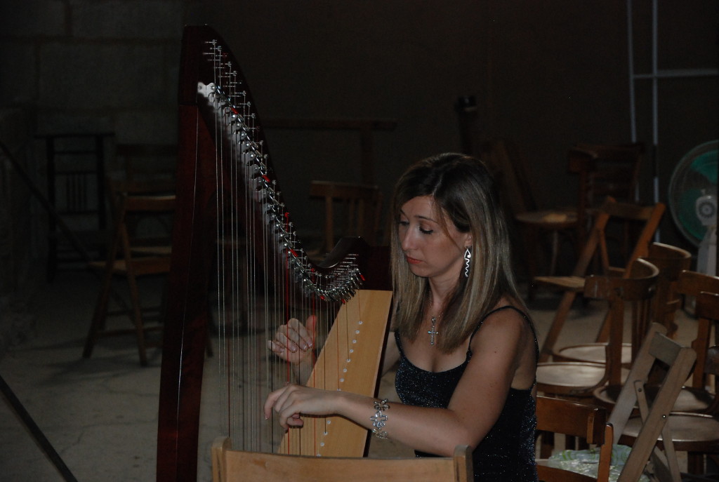 Elena Aker, arpista. Ensayos con grupo y arpa 3 Elena Aker, arpista. Ensayos con grupo y arpa 3
