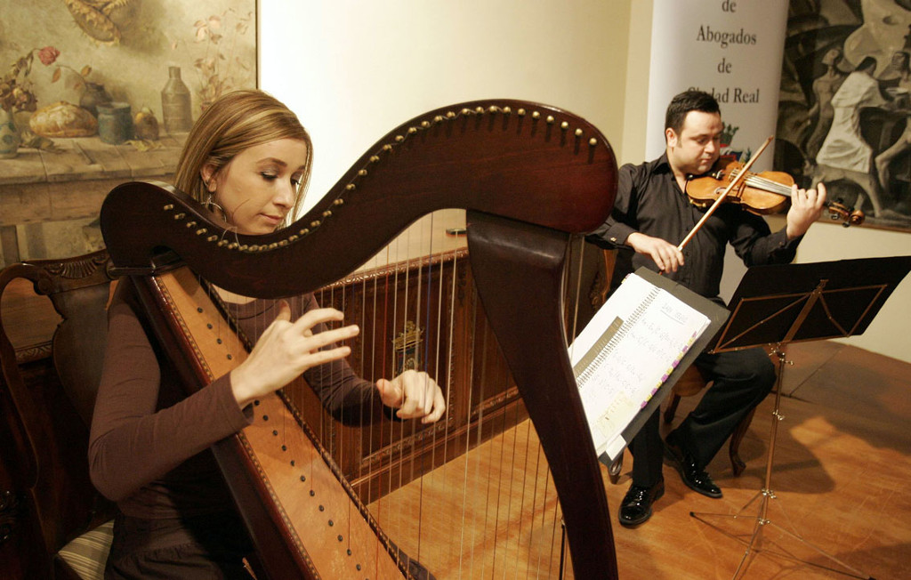 Elena Aker, arpista. Concierto de arpa y violín en Ciudad Real Elena Aker, arpista. Concierto de arpa y violín en Ciudad Real