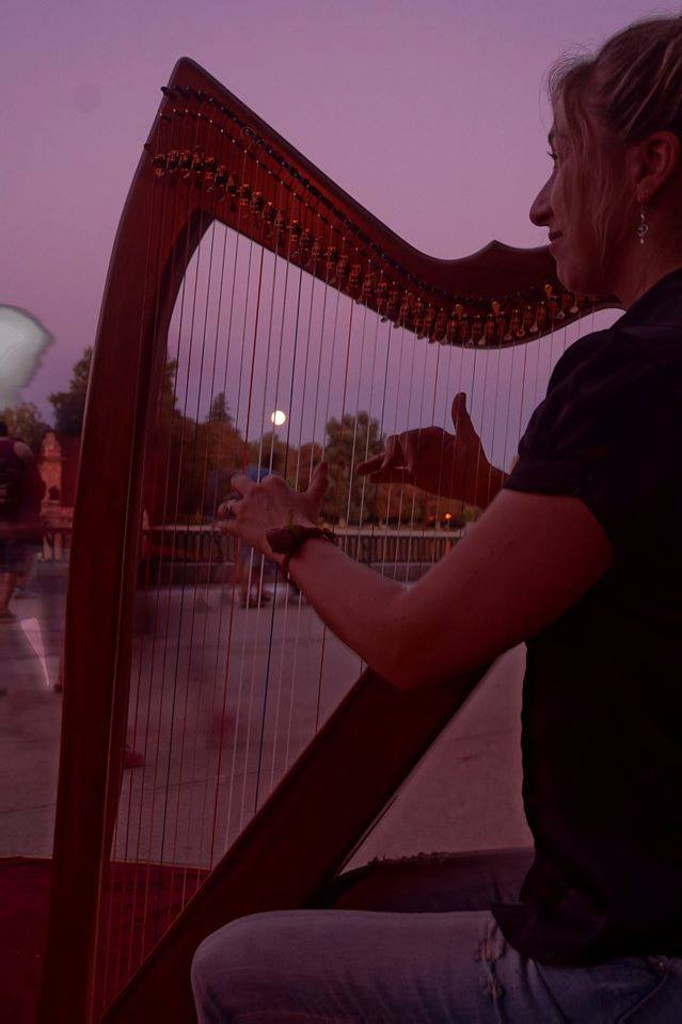 Elena Aker, arpista. Tocando el arpa al anochecer Elena Aker, arpista. Tocando el arpa al anochecer