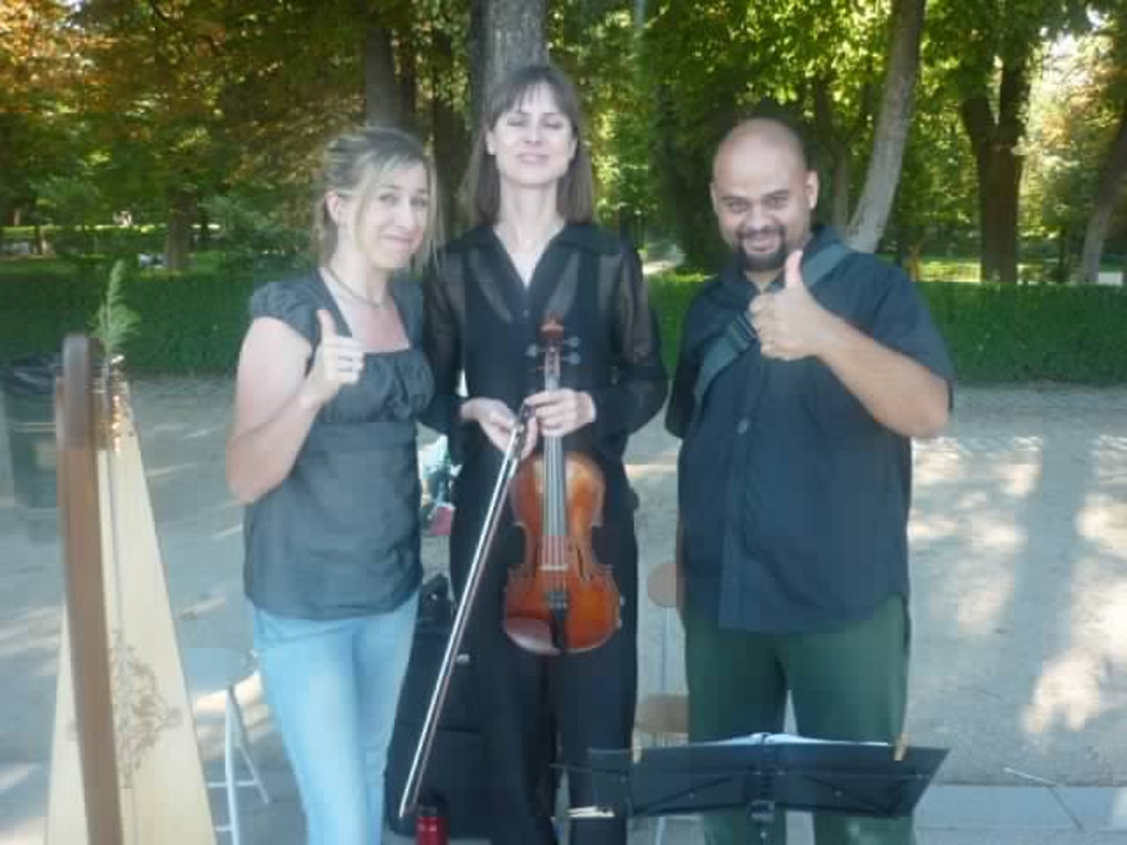 Elena Aker, arpista. Elena, Andrea y Alfredo Elena Aker, arpista. Elena, Andrea y Alfredo