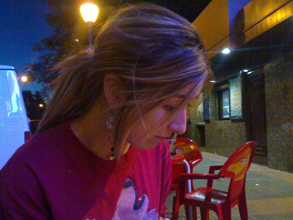 Elena Aker, arpista. Descanso entre mezclas Elena Aker, arpista. Descanso entre mezclas